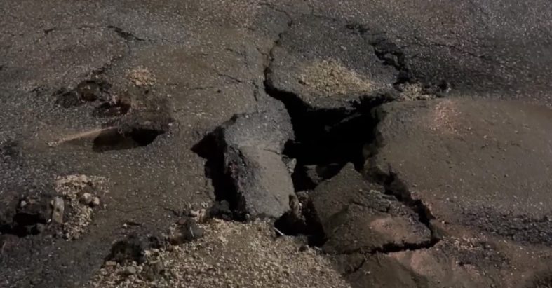 Besni’de şiddetli yağış sonrası yollar çöktü