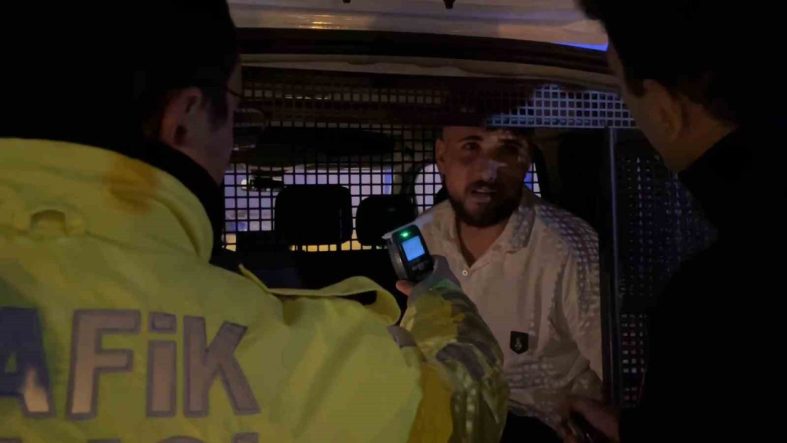 Bursa’da alkollü sürücü, polis uygulamasından kaçarken trafik lambasına çarptı