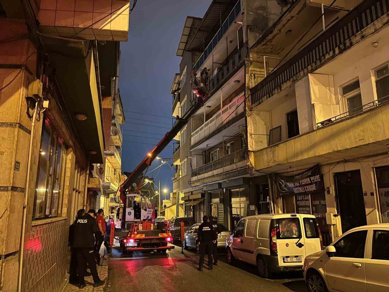 Bursa’nın Osmangazi ilçesinde annesini saatlerce rehin alan şahıs, özel harekat