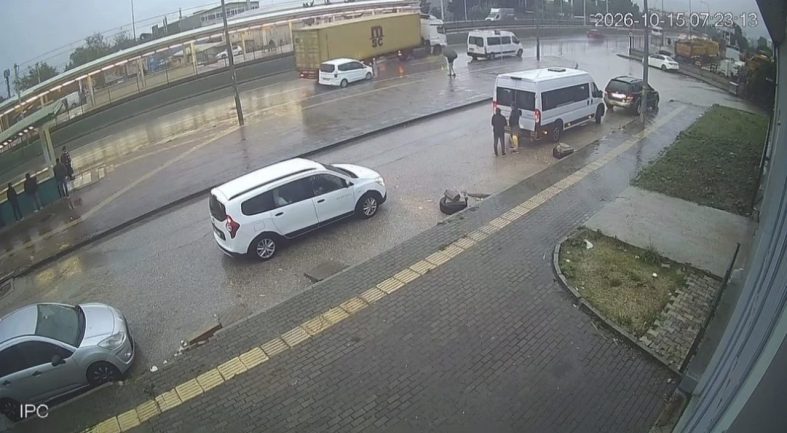 Bursa’da tırın dorsesi kontrolden çıktı...Kaza anı kamerada
