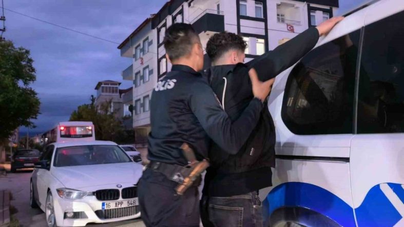 Ehliyet sınavında düzenekle yakalandı, gözaltına alındı