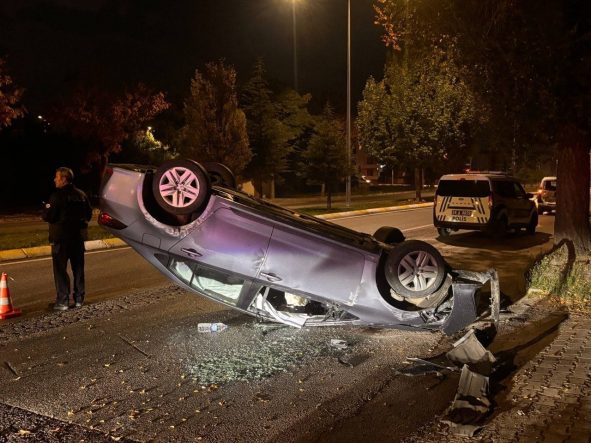Erzincan’da otomobil devrildi: 1 yaralı