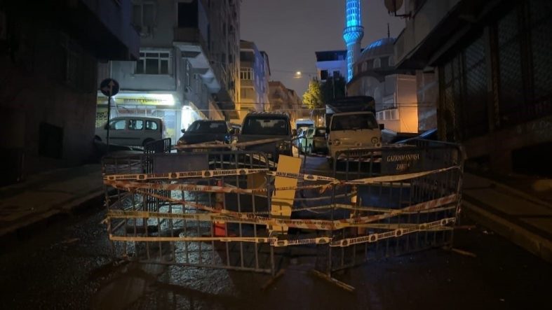 Gaziosmanpaşa’da sağanak sonrası yolda çökme meydana geldi