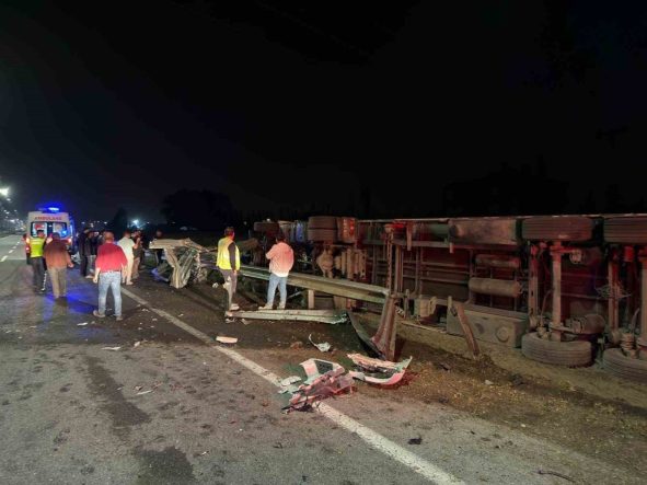 Iğdır’da çimento yüklü tır devrildi: 1 yaralı