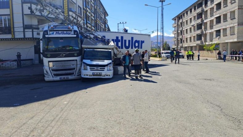 Iğdır’da tır ile hafif ticari araç arasında takip gerilimi kazayla sonuçlandı