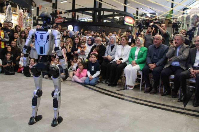 İnsansı robot Mega’ya Kayserililerden yoğun ilgi