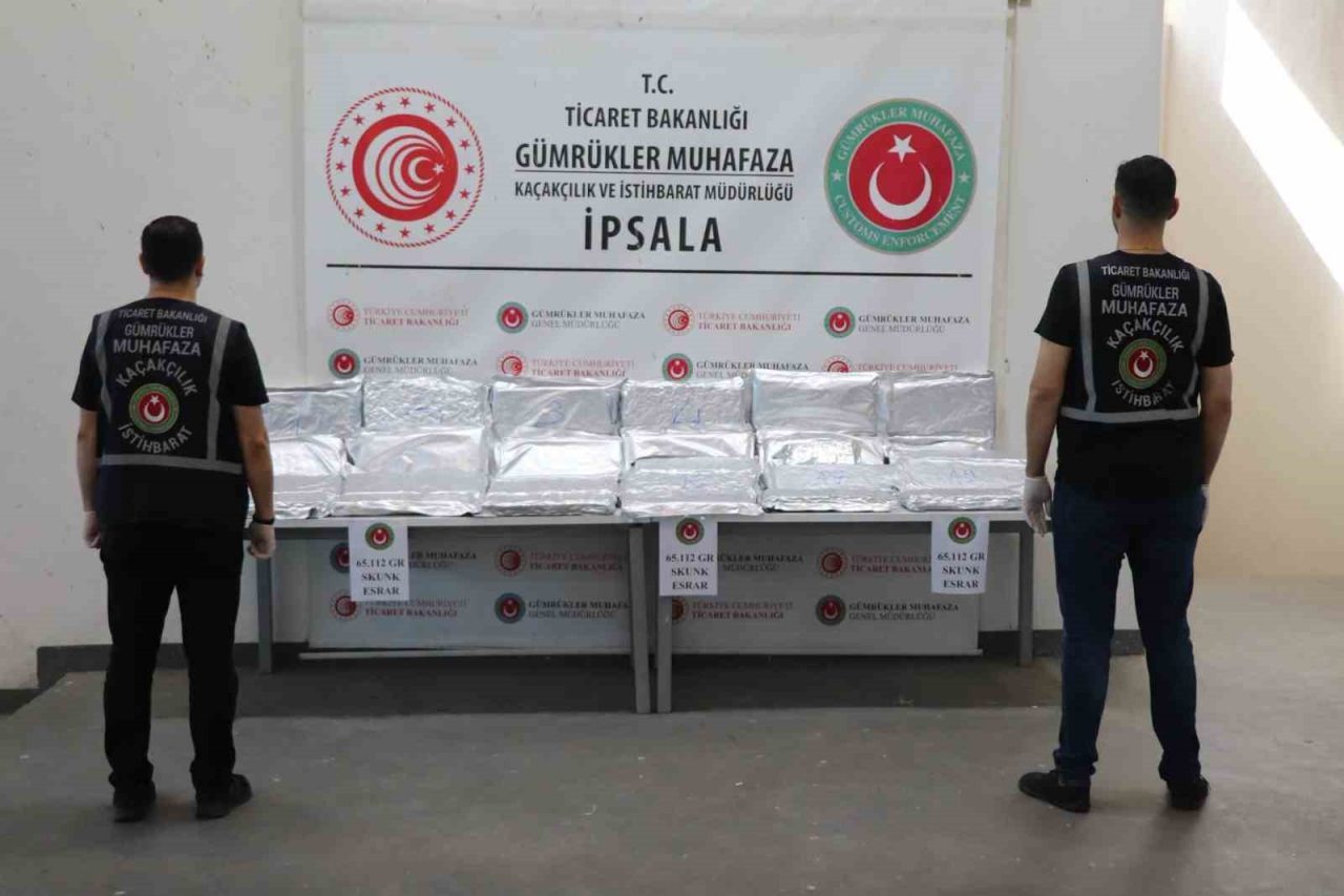 Edirne’deki İpsala Gümrük Sahası’nda bir minibüste 65 kilo 112 gram