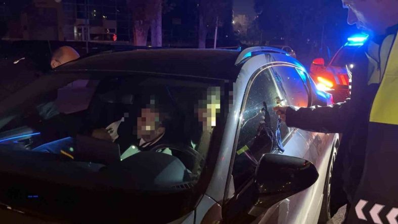 Kayseri’de kırmızı ışıkta bekleyen sürücü ve yolcu uyuyakaldı