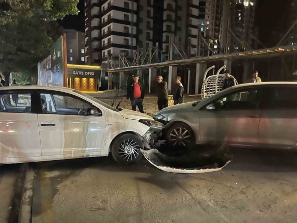 Niğde’de otomobil direğe ve park halindeki araca çarptı: 1 yaralı