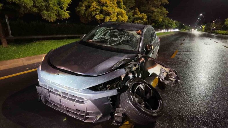Niğde’de refüje çıkarak, ağaca çarpan SUV araç kullanılamaz hale geldi