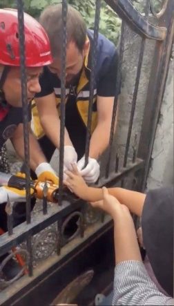 Osmaniye’de korkuluğa saplanan çocuğun parmağını itfaiye kurtardı