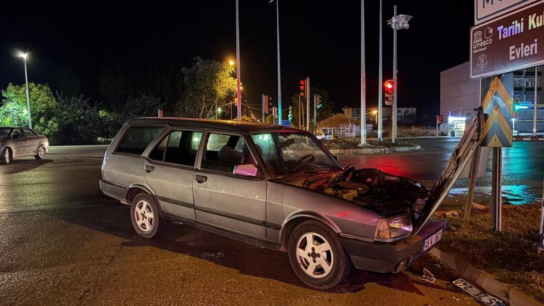 Otomobiller kavşakta çarpıştı: 1 yaralı