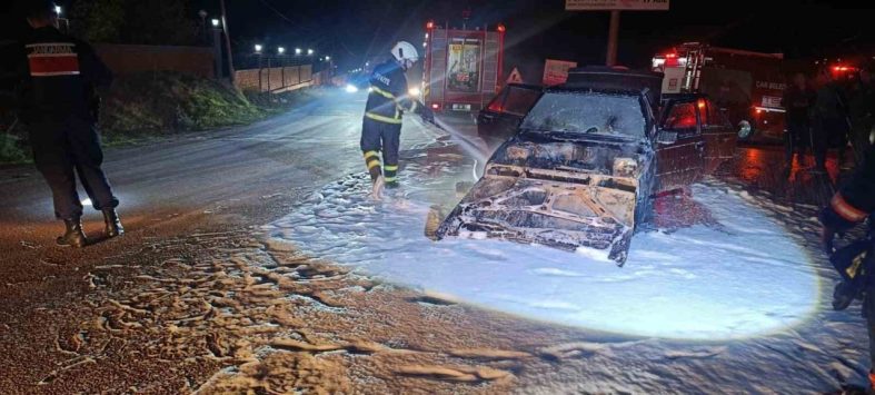 Seyir halindeki otomobil alev alev yandı