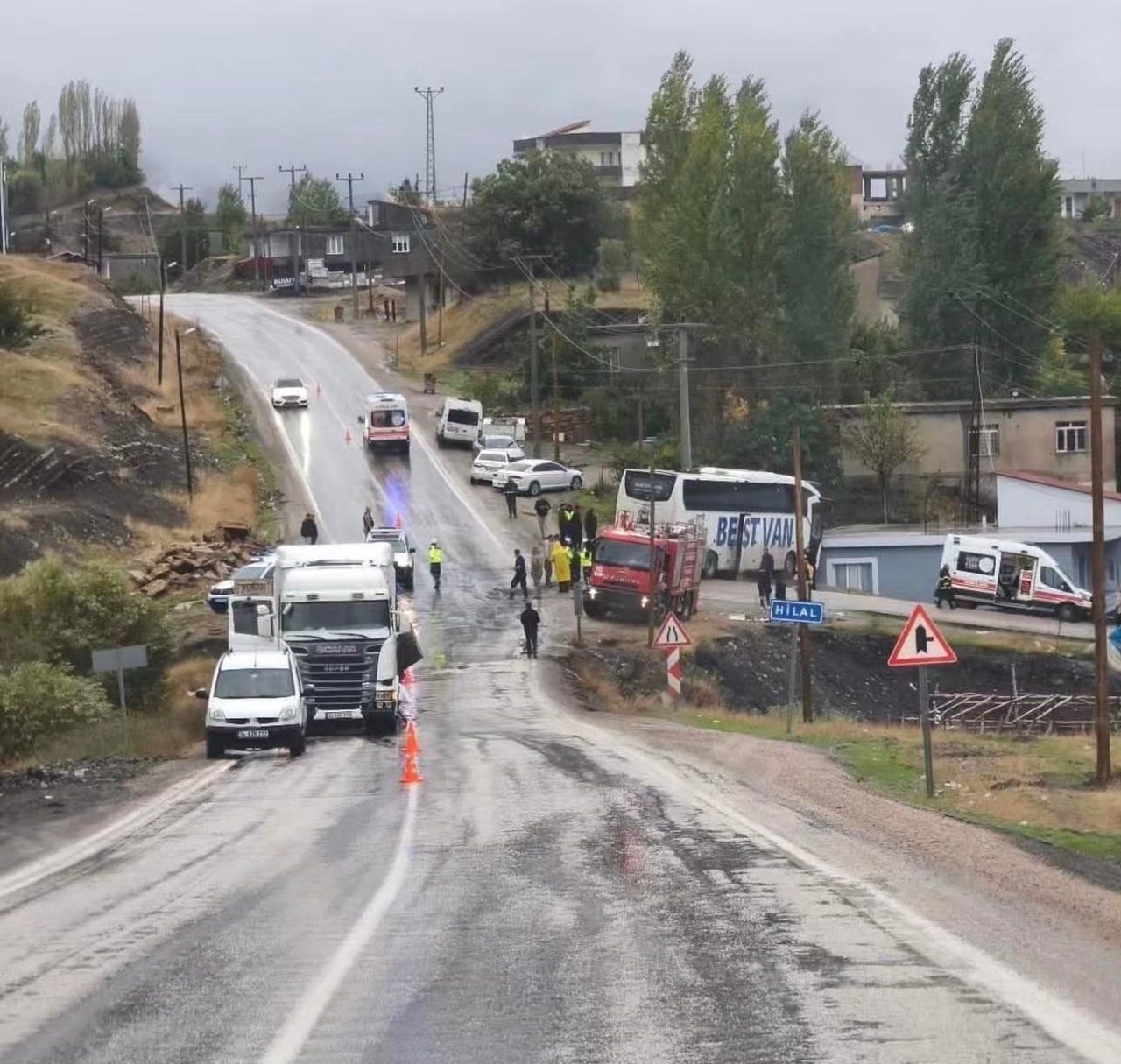 Şırnak’ın Uludere ilçesi Hilal beldesi girişinde yolcu otobüsü ile tırın
