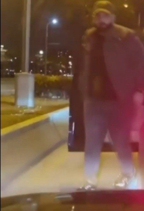 İzmir’in Konak ilçesinde seyir halindeki sürücüler arasında çıkan tartışmada, 9
